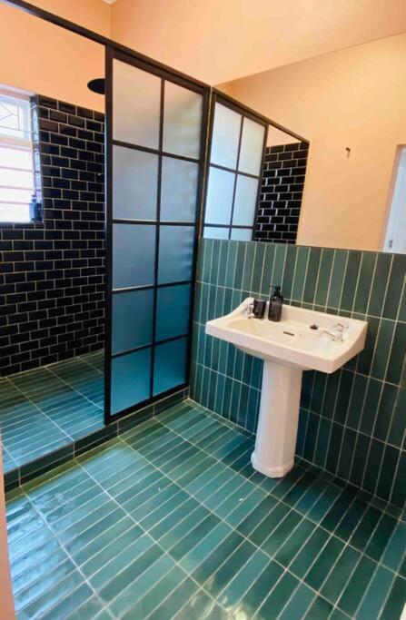 Casa Caprice - A 3 Bed Steps From The Le Cap